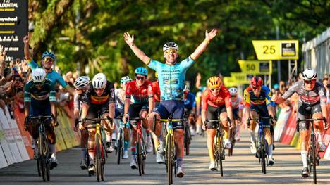 Mark Cavendish jubelt in seinem letzten Rennen