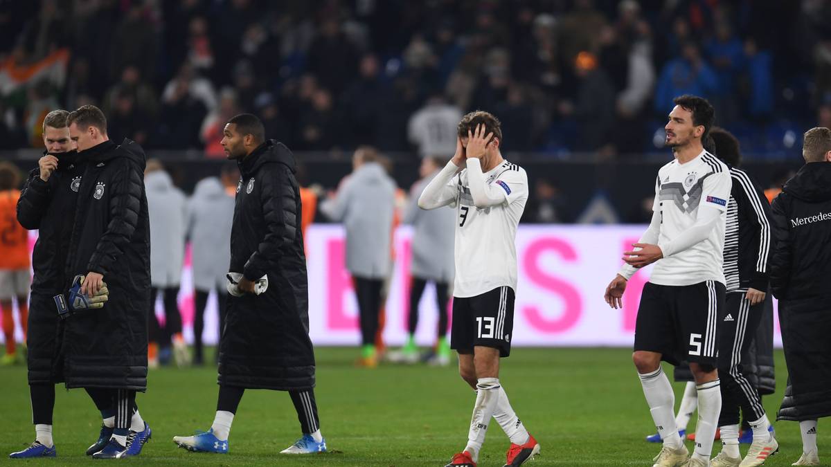 "Daily Mail": "Die Deutschen, die ein schockierendes Vorrunden-Aus bei der Weltmeisterschaft im Juni hinnehmen mussten, beenden die Gruppe mit nur zwei Punkten auf dem letzten Platz, nachdem es ihnen dieses Jahr bekanntermaßen an Zielstrebigkeit gefehlt hat."