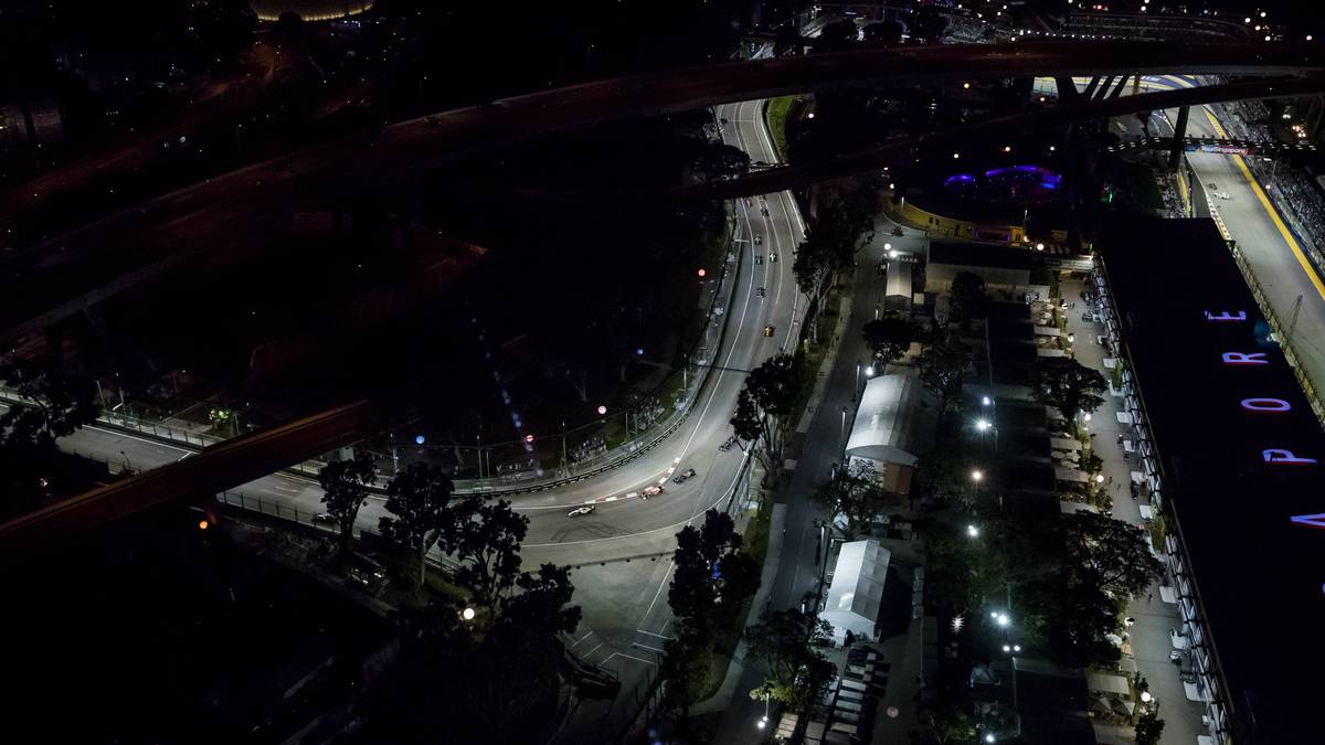 SINGAPUR/SINGAPUR, 17. September: 2008 findet das erste Rennen in Singapur statt - damals das erste Mal überhaupt bei Dunkelheit. Für die Strecke müssen über 100 Kilometer Stromkabel verlegt werden - kein Wunder, dass es überall funkelt und glitzert