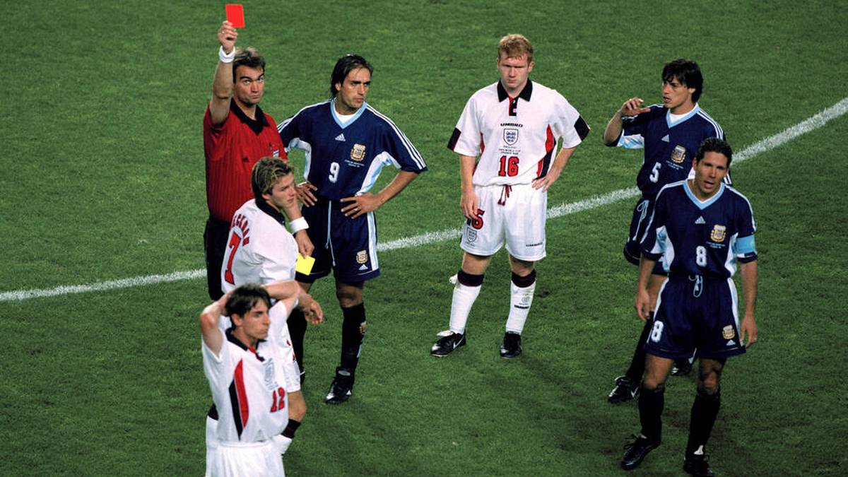 David Beckham sah nach einer Tätlichkeit gegen Diego Simeone im WM-Achtelfinale 1998 die Rote Karte