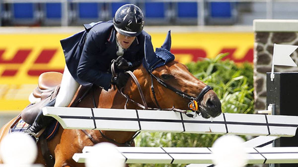 Vorsicht Schranke! Tim Hoster verursacht einen Crash mit Pferd Cash del Mar Z