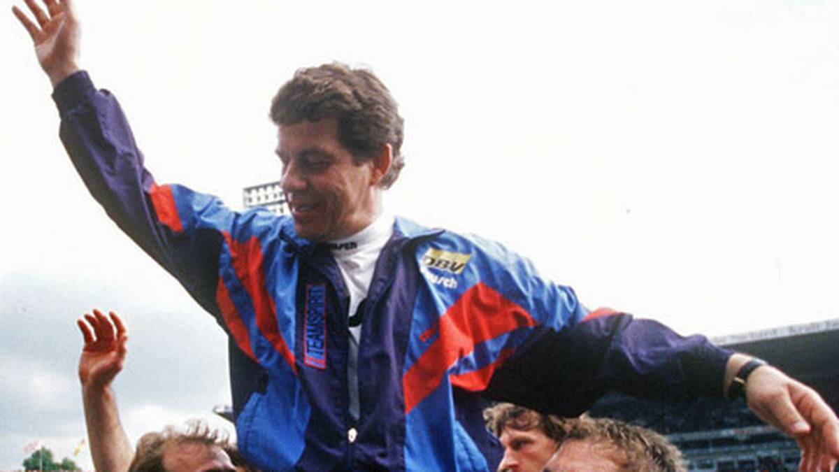 1995 zieht der Erfolgstrainer weiter und wechselt zum großen Rivalen FC Bayern München. Die Zeiten, in denen Rehhagel von den Bremer Spielern auf Schultern getragen wird, sind vorbei