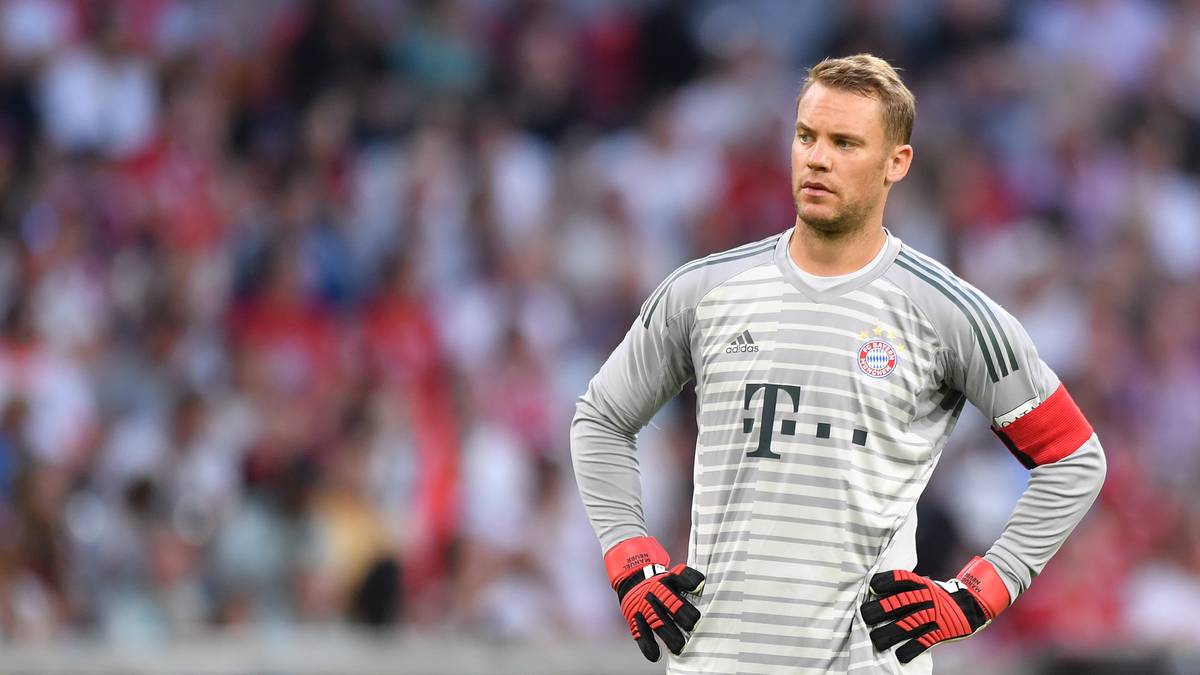 MANUEL NEUER: Nichts mehr zu spüren von seinem WM-Frust. Im Test gegen Manchester United (1:0) kaum geprüft. Im Trainingslager dafür hellwach, mit starken Reflexen. Wurde gegen Rottach-Egern (20:2) geschont. Braucht nach langer Verletzungspause und WM noch Spielpraxis. Noch findet nicht jeder seiner Bälle den Mitspieler. Supercup-Form: 90 Prozent