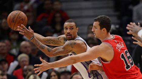 Sacramento Kings gegen Chicago Bulls um Paul Zipser