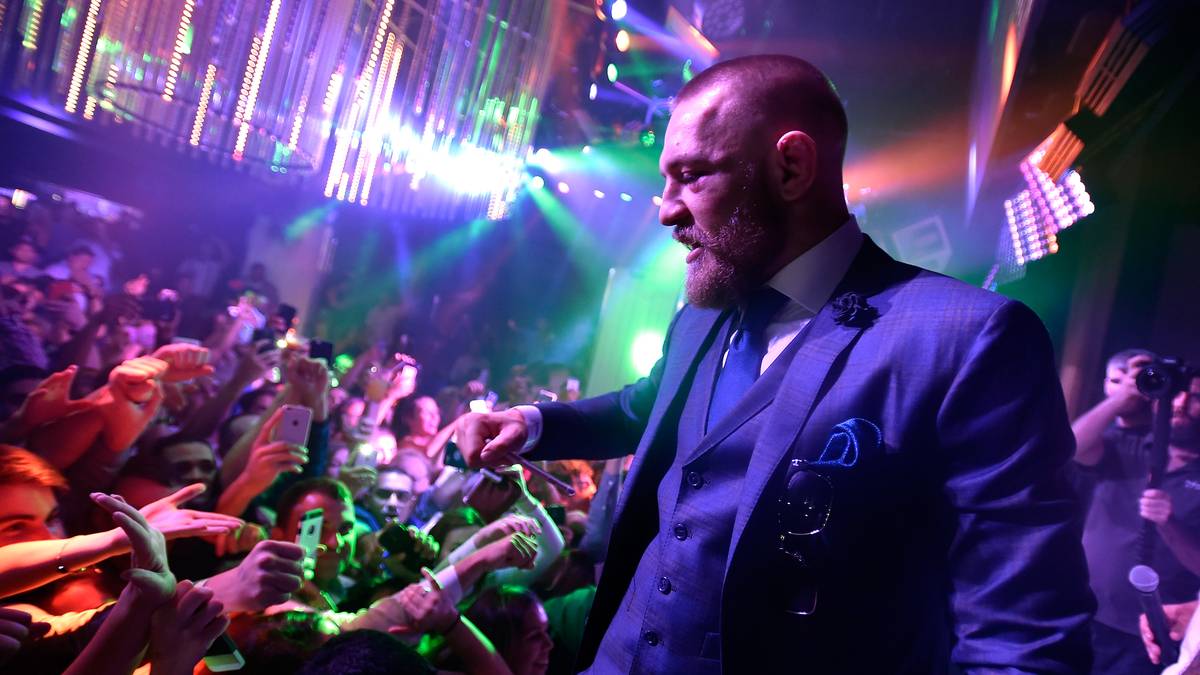 McGregor läuft durchs Spalier mit seinen frenetischen Fans, gibt sich volksnah...