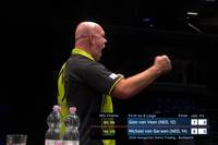 Michael van Gerwen gewinnt die Hungarian Darts Trophy im Decider gegen Gian van Veen mit 8:7 und checkt im entscheidenden Leg die 110 zum Titel.