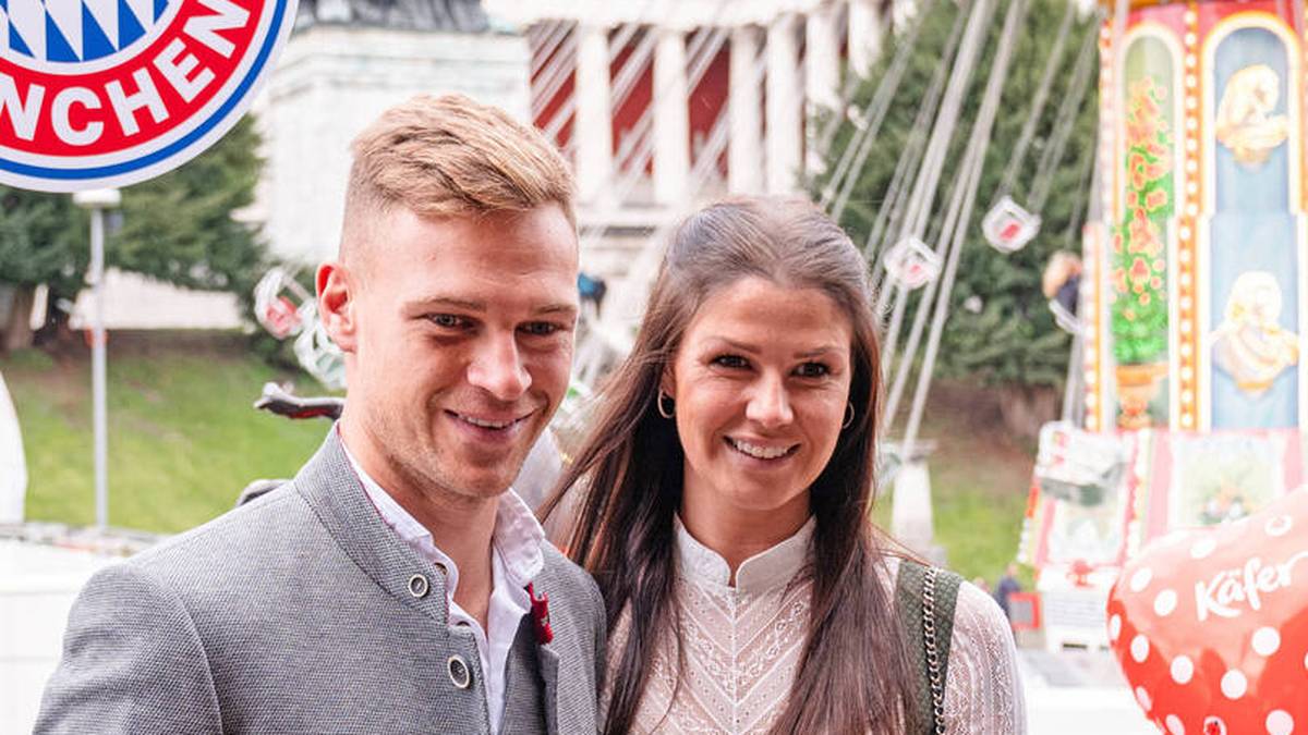 JOSHUA KIMMICH und Lena Meyer sind bereits seit 2013 und damit seit ihrer Jugendzeit zusammen. Mittlerweile haben sie drei Kinder.  