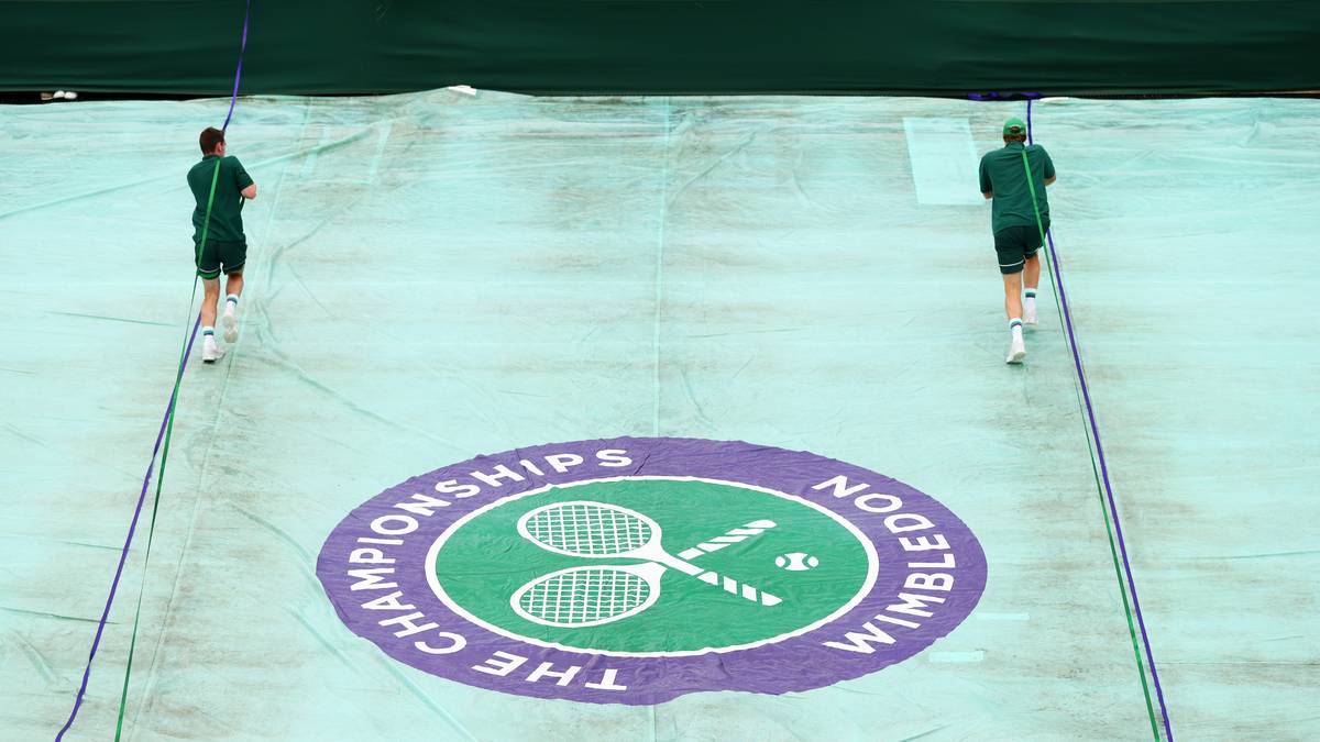 Am ersten Tag von Wimbledon gibt es ein alt-bekanntes Bild. Diverse Regenpausen unterbrechen viele Spiele. Am Ende werden alle Partien zu Ende gespielt und es gibt gleich die erste faustdicke Überraschung