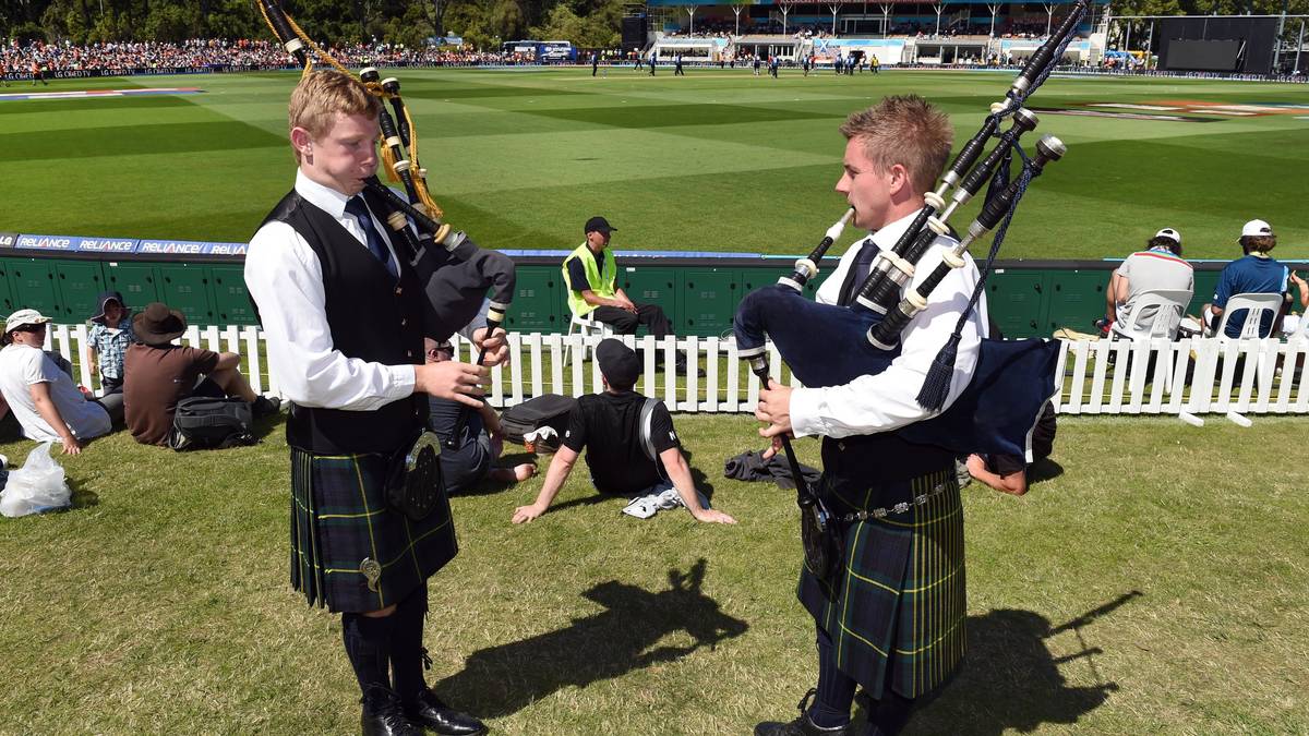 Die schottischen Fans treten selbstverständlich traditionell mit Schottenrock und Dudelsack auf