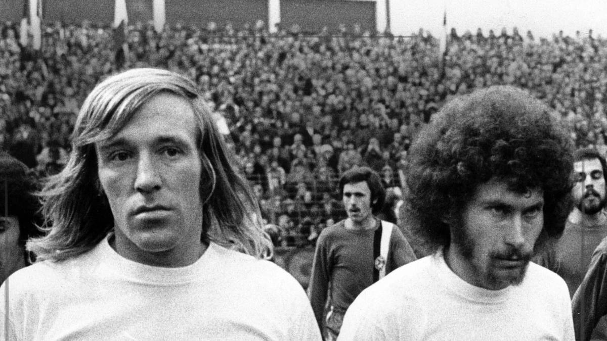 Lange wurde an der Farbe und dem Design der Trikots nichts verändert. In den 70er Jahren liefen Paul Breitner und Günter Netzer in Trikots auf, die auch aus den 60er  Jahren sein könnten
