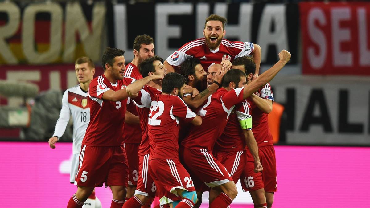 Schaffen die Georgier tatsächlich die Sensation? Nach dem Ausgleich hat Okriashvili sogar den Führungstreffer auf dem Schlappen, doch Neuer rettet mit einem Reflex zur Ecke