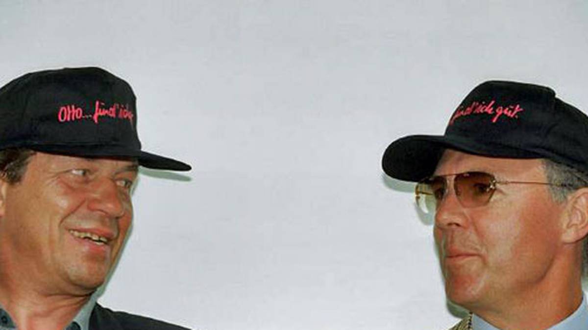 "Otto find ich gut?" Mit dem Motto eines Versandhauses wird Rehhagel vom Bayern-Präsidenten Franz Beckenbauer vorgestellt