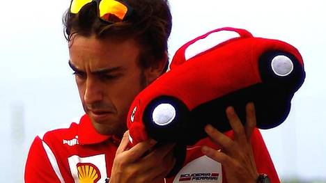 Fernando Alonso-Formel 1-mit kleinem Auto