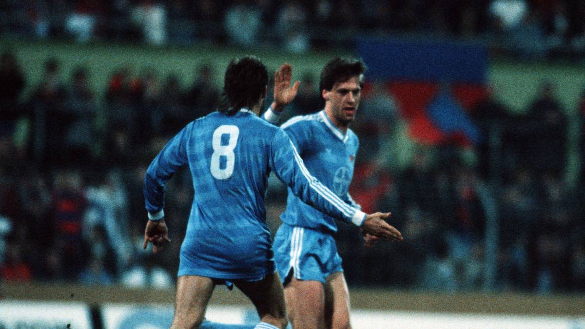 WOLFGANG FUNKEL, der jüngere Bruder von Friedhelm (84 bis 91 bei Bayer 05) war Abwehrriese und dreifacher Torschütze beim "Wunder von der Grotenburg", dem 7:3 gegen Dynamo Dresden. Zweimaliger Nationalspieler, 210 Bundesliga-Spiele für Bayer 05, dabei 32 Tore, oft per Kopf, zudem verlässlicher Elferschütze