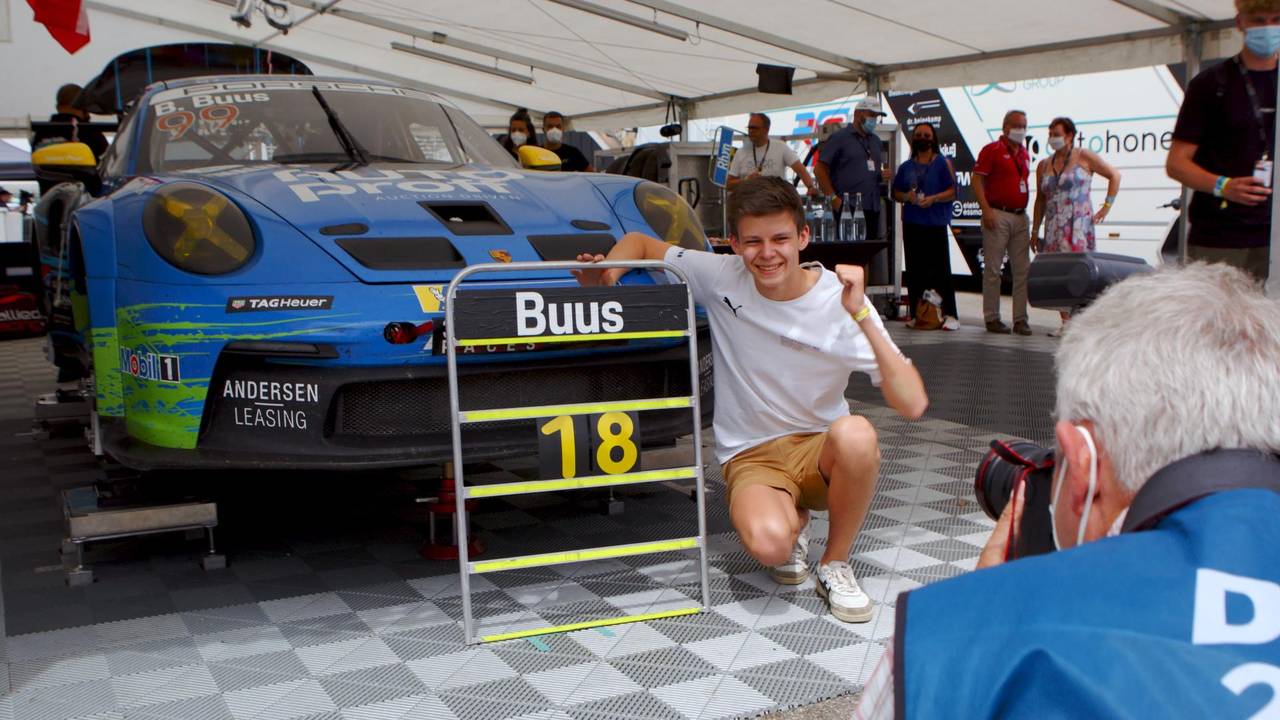 Bastian Buus feiert 18. Geburtstag: Überraschungsparty beim Porsche Carrera Cup
