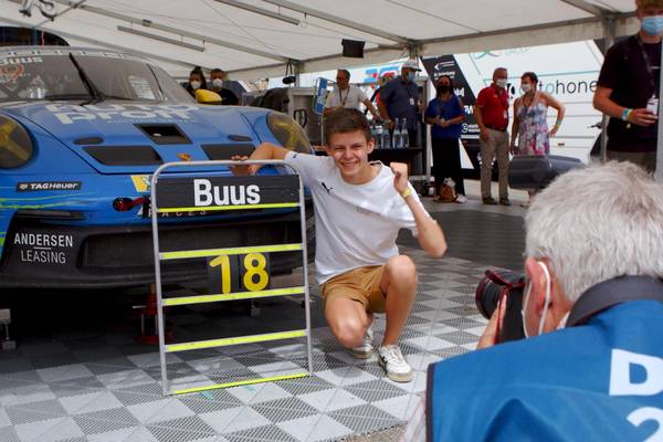 Bastian Buus wird 18! Überraschungsparty beim Porsche Carrera Cup