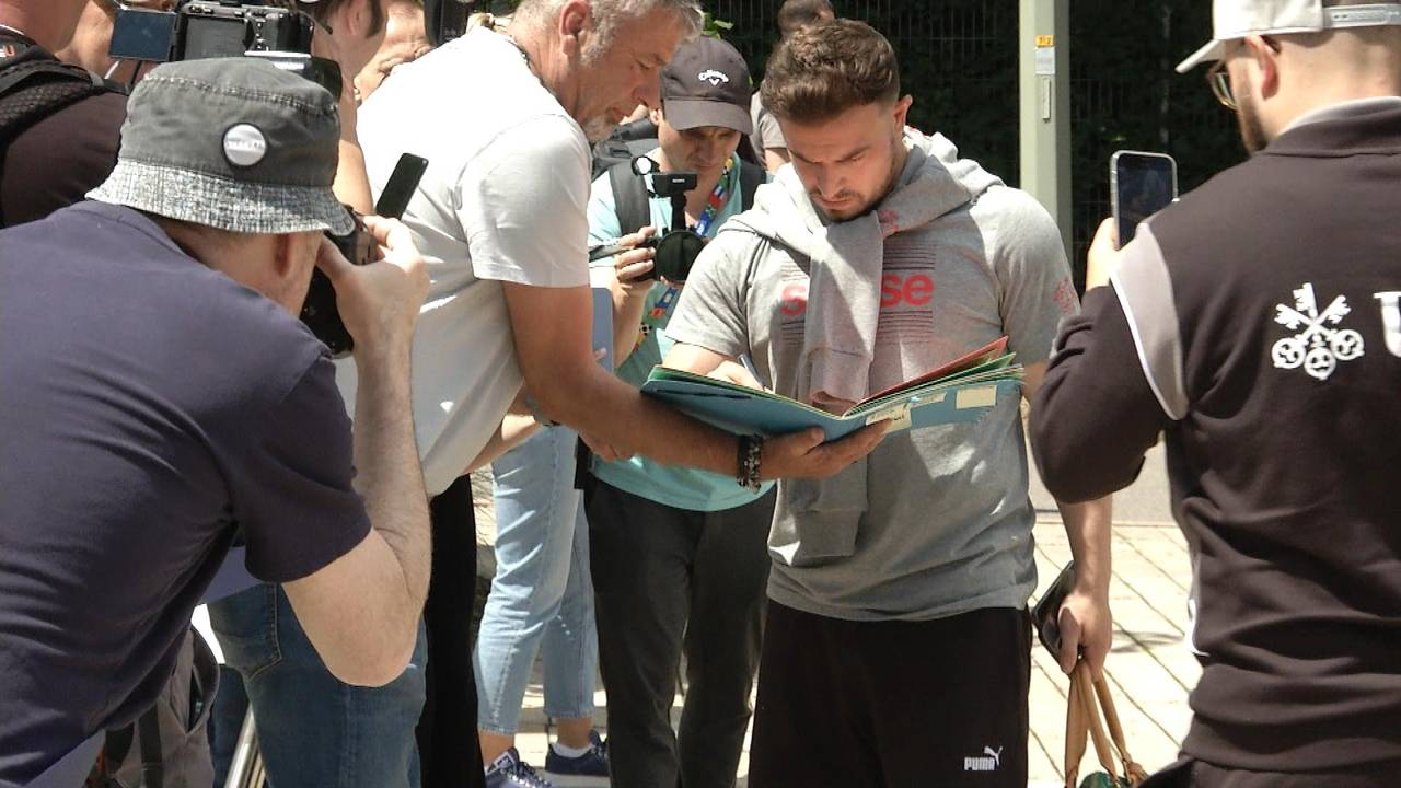 DFB-Gegner Schweiz da! Dieser Ex-Bayern-Star erfüllt jeden Autogrammwunsch