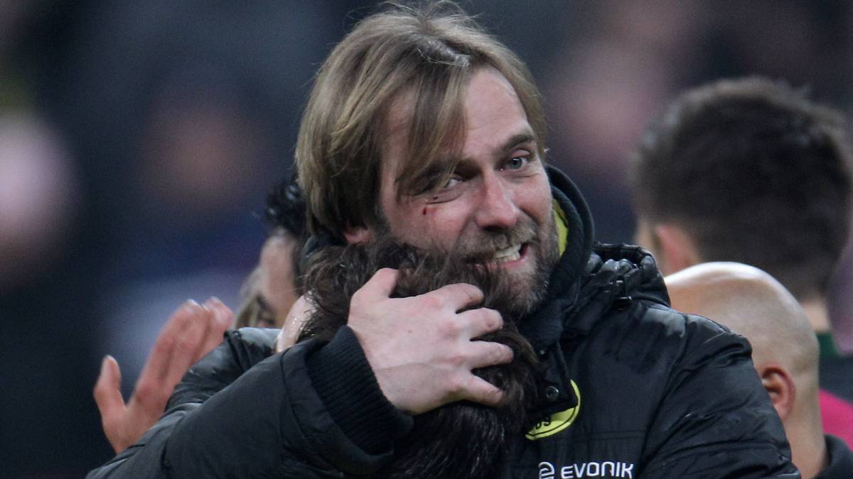 ...und Jürgen Klopp herzt den zweifachen Vorbereiter Mario Götze. Zehn Spieltage später feiert der BVB die erste Meisterschaft seit 2002.