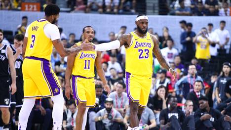LeBron James (r.) und Anthony Davis (l.) von den Los Angeles Lakers müssen auf Avery Bradley (M.) verzichten