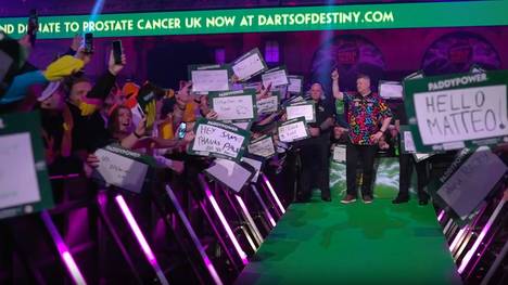 Ricky Evans ist für seine ausgefallenen Walk-ons bekannt. Mit einem besonderen Einfall sorgt er auch bei Gegner Charlie Manby für einen Lacher.