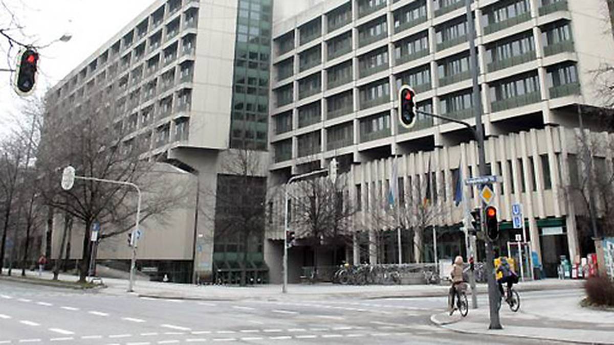 30. Juli: Die Staatsanwaltschaft München II erhebt Anklage gegen Hoeneß wegen Steuerhinterziehung. Die Wirtschaftsstrafkammer des Landgerichts München muss nun entscheiden, ob die Anklage zugelassen wird und das Hauptverfahren eröffnet wird