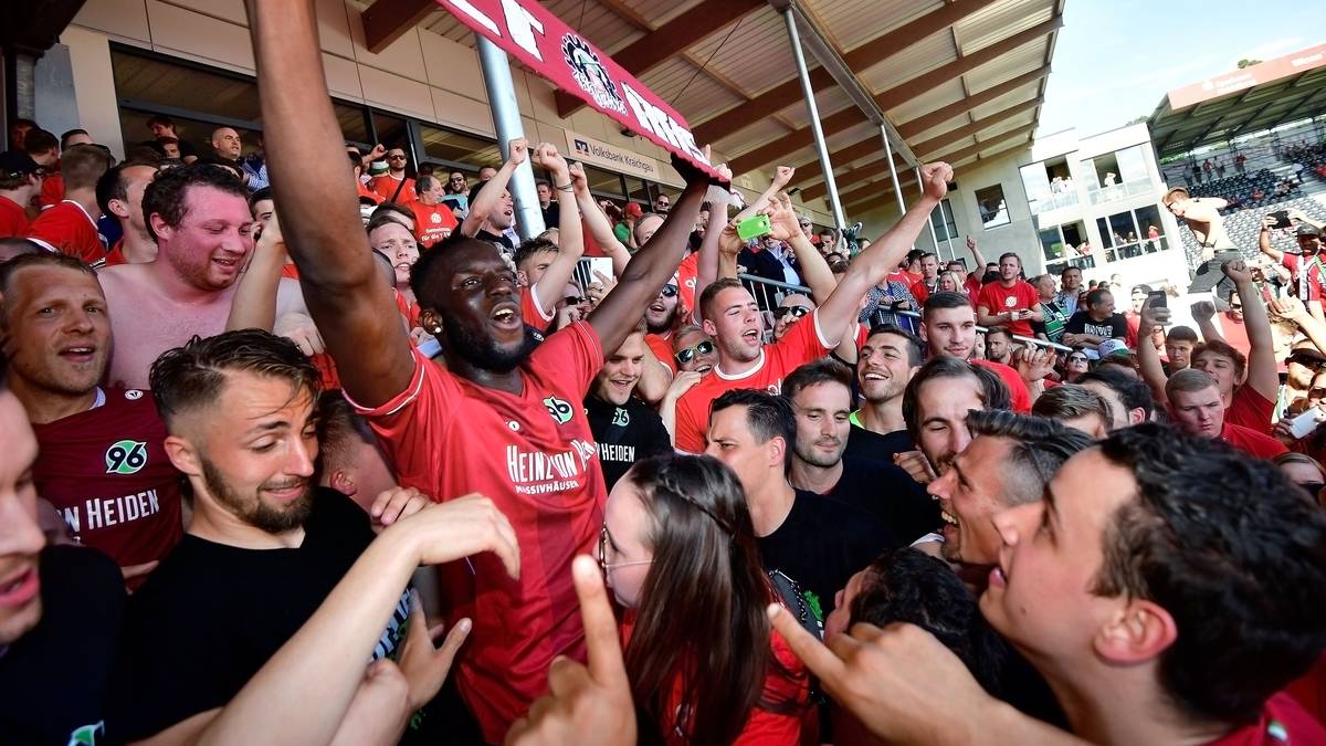 Salif Sane feiert mit den mitgereisten Fans in der Kurve