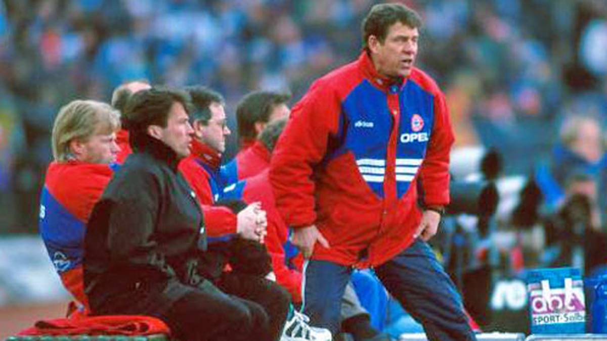 Doch das Motto hielt nicht lange vor. Trotz Platz zwei in der Bundesliga und dem Einzug ins UEFA-Cup-Finale wird Rehhagel drei Wochen vor Saisonende entlassen. Der Trainer liegt im Dauerclinch mit den Stars des FCB