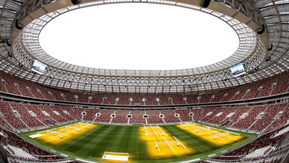 Die Fußball-Weltmeisterschaft in Russland wird in insgesamt zwölf verschiedenen Stadien ausgetragen. Im Luschniki-Stadion in Moskau (Bild) finden das Eröffnungsspiel, ein Halbfinale und das Endspiel statt. Und: Die DFB-Elf bestreitet dort ihren Auftakt. SPORT1 zeigt die Arenen der WM