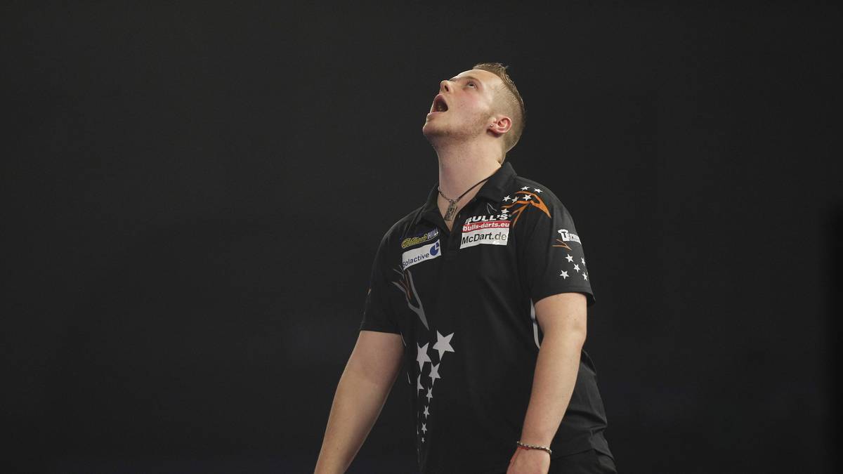 TAG 7: Nein, es ist wahrlich nicht der Abend von Max Hopp. Bereits in Runde eins scheitert er am Niederländer Benito van de Pas. Währned Hopp im Verlauf der Partie der Verzweiflung nahe ist...