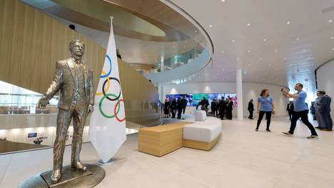 Eine Statue von Baron Pierre de Coubertin ziert die IOC-Zentrale in Lausanne