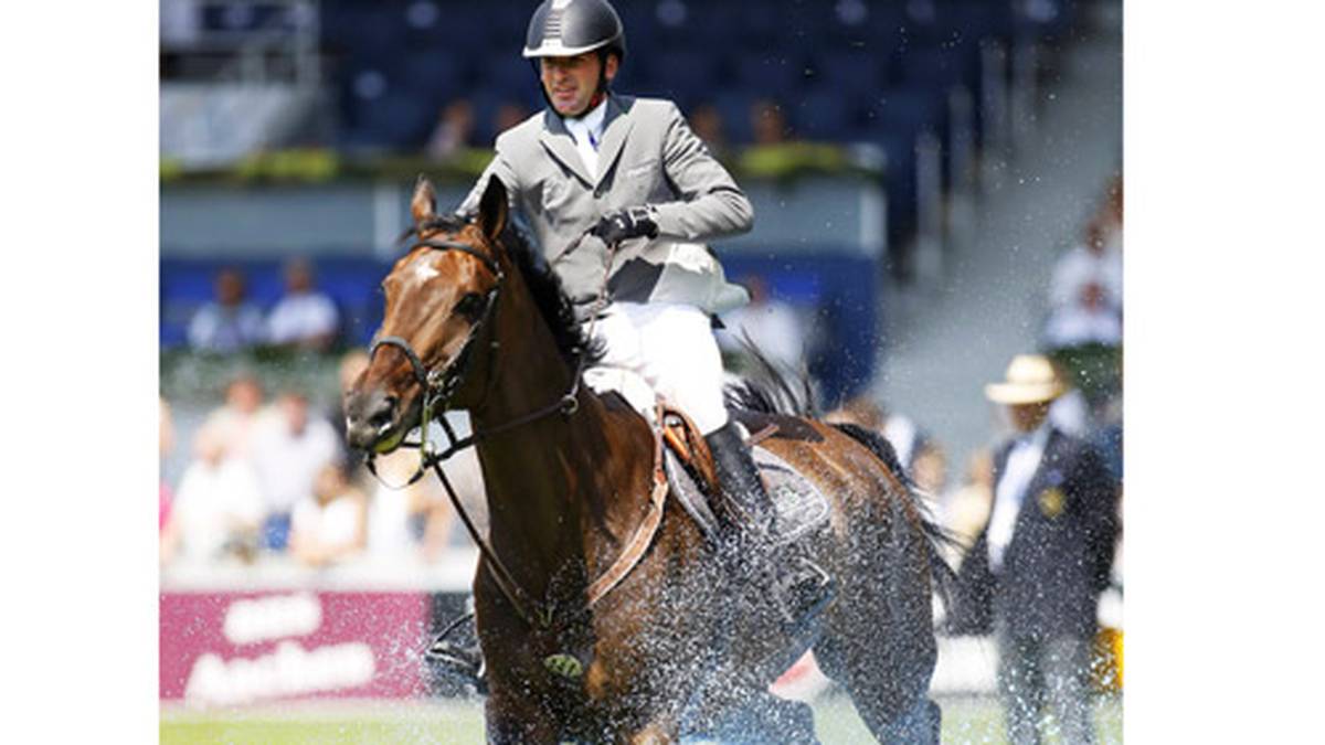 Kleine Erfrischung, gefällig? Hier überquert Philipp Weishaupt auf Chico 784 den Wassergraben