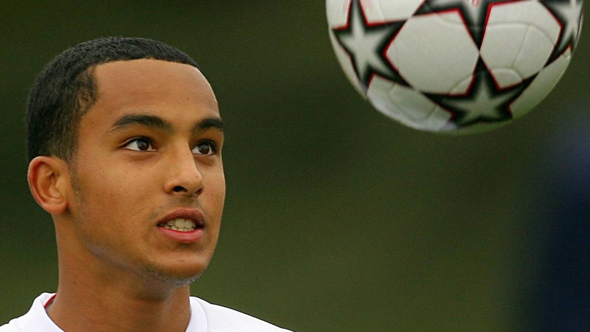 ...den 10,5 Millionen Euro, die der FC Arsenal 2005 für den damals 16-jährigen Theo Walcott überweist. Er ist immer noch der teuerste U16-Spieler aller Zeiten - und spielt heute noch beim englischen Traditionsklub. Der einst als Riesentalent gefeierte Freddy Adu unterschreibt mit 14 seinen ersten Profivertrag - scheitert aber kläglich. SPORT1 zeigt die Tops und Flops der hochgehandelten Jungstars