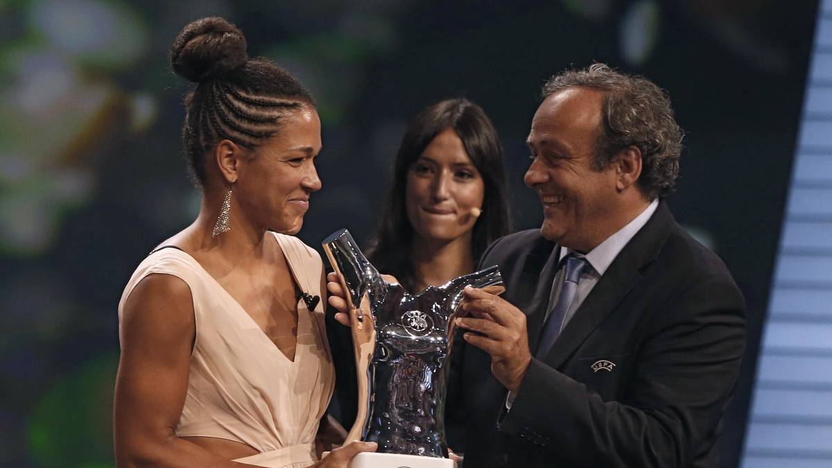 Stolz wie Celia: Nach der Gruppenauslosung steigt die Wahl zu Europas Fußballerin des Jahres. UEFA-Präsident Michel Platini übergibt den Preis an die deutsche Nationalspielerin Celia Sasic, die in der vergangenen Saison mit dem 1. FFC Frankfurt die Champions League der Frauen gewonnen hatte