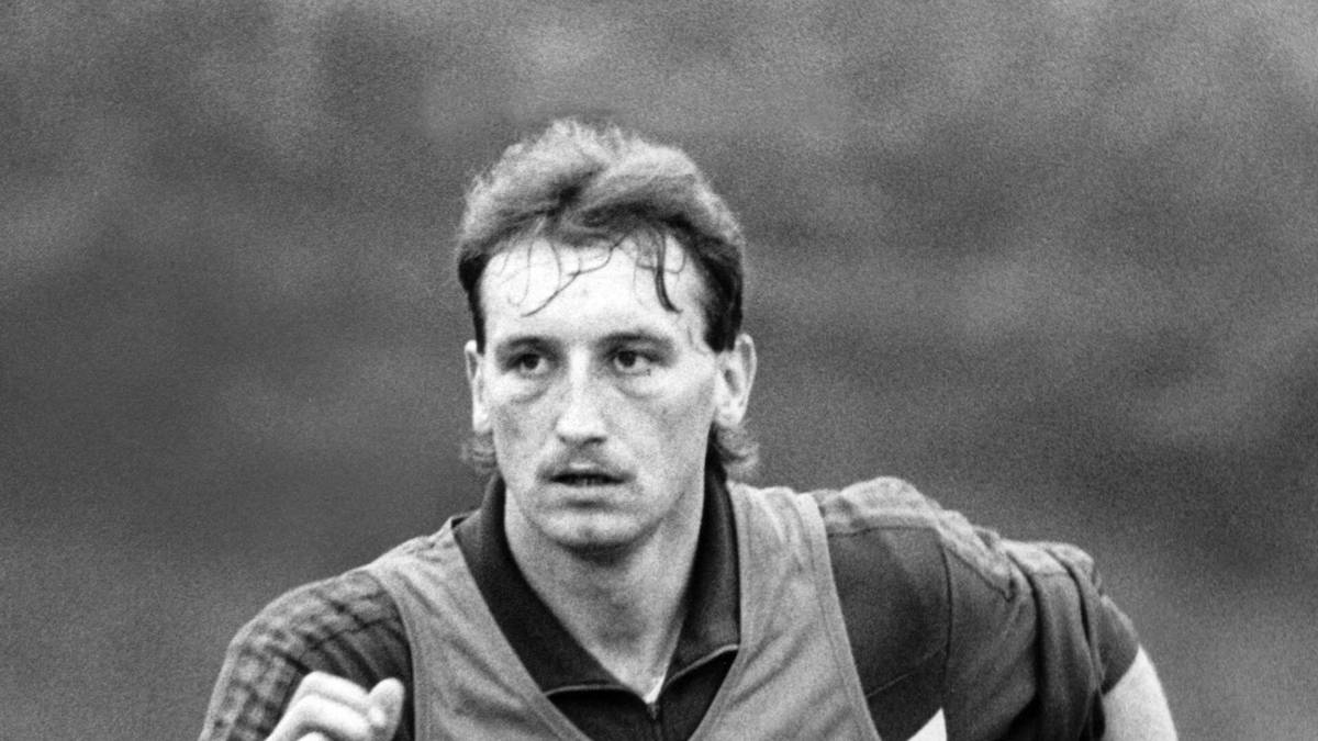 UWE TSCHISKALE (am 1.1. 1988): Der Mittelstürmer bleibt nur ein halbes Jahr in Gelsenkirchen und geht anschließend nach Wattenscheid. Dennoch kommt Tschiskale in 16 der 17 Rückrundenspiele zum Einsatz