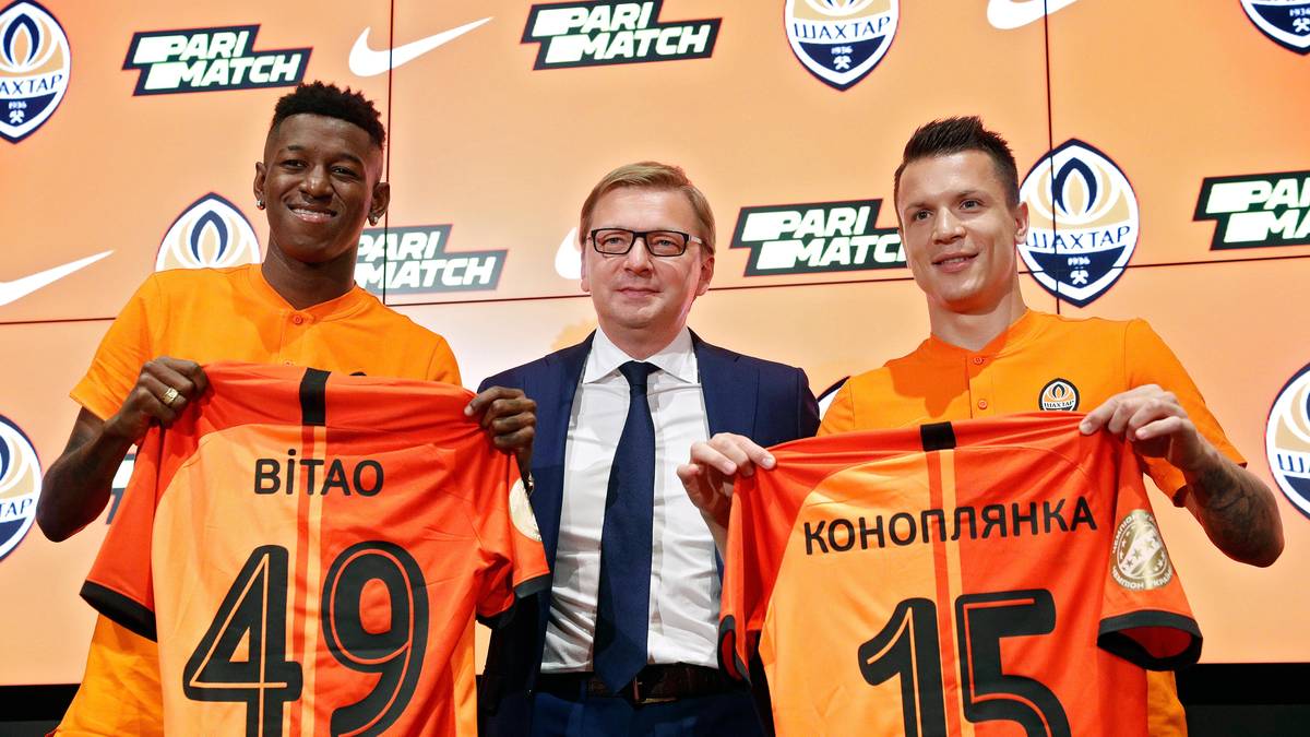 YEVHEN KONOPLYANKA (Schachtjor Donezk, r.): Der ukrainische Serienmeister holte Kono für läppische 1,5 Millionen Euro zurück in seine Heimat, nachdem Schalke 2017 noch 12,5 Millionen Euro für den Linksaußen auf den Tisch legen musste