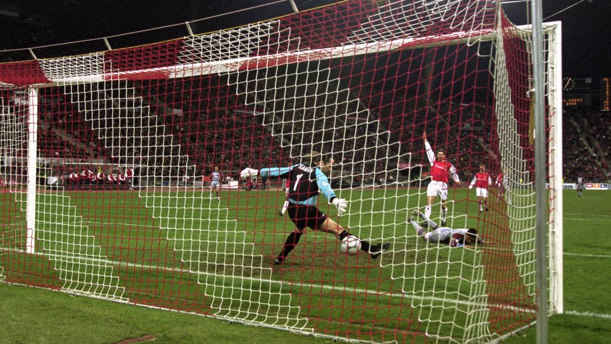 Im Rückspiel im Olympiastadion müssen sich die Fans mit einem Tor begnügen. Giovane Elber überwindet David Seaman zum 1:0-Sieg der Bayern