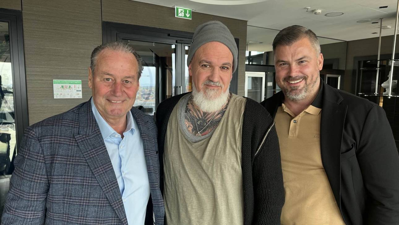 Sport1-Reporter Reinhard Franke (Mitte) im Exklusiv-Interview mit Huub Stevens und Sohn Maikel