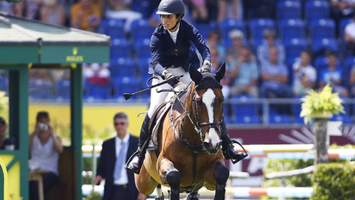 Und Janika Sprunger schwebt durch die Luft mit ihrem Uptown Boy