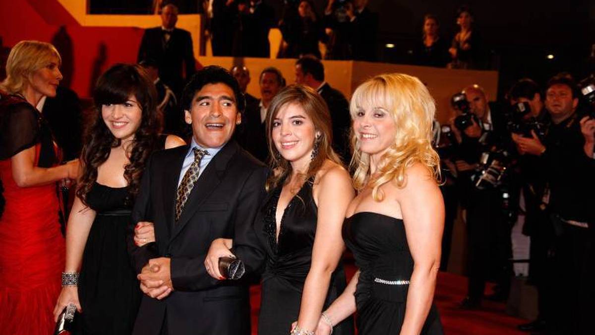 Diego Maradona 2008 mit Ehefrau Claudia (r.) sowie den Töchtern Giannina (l.) und Dalma