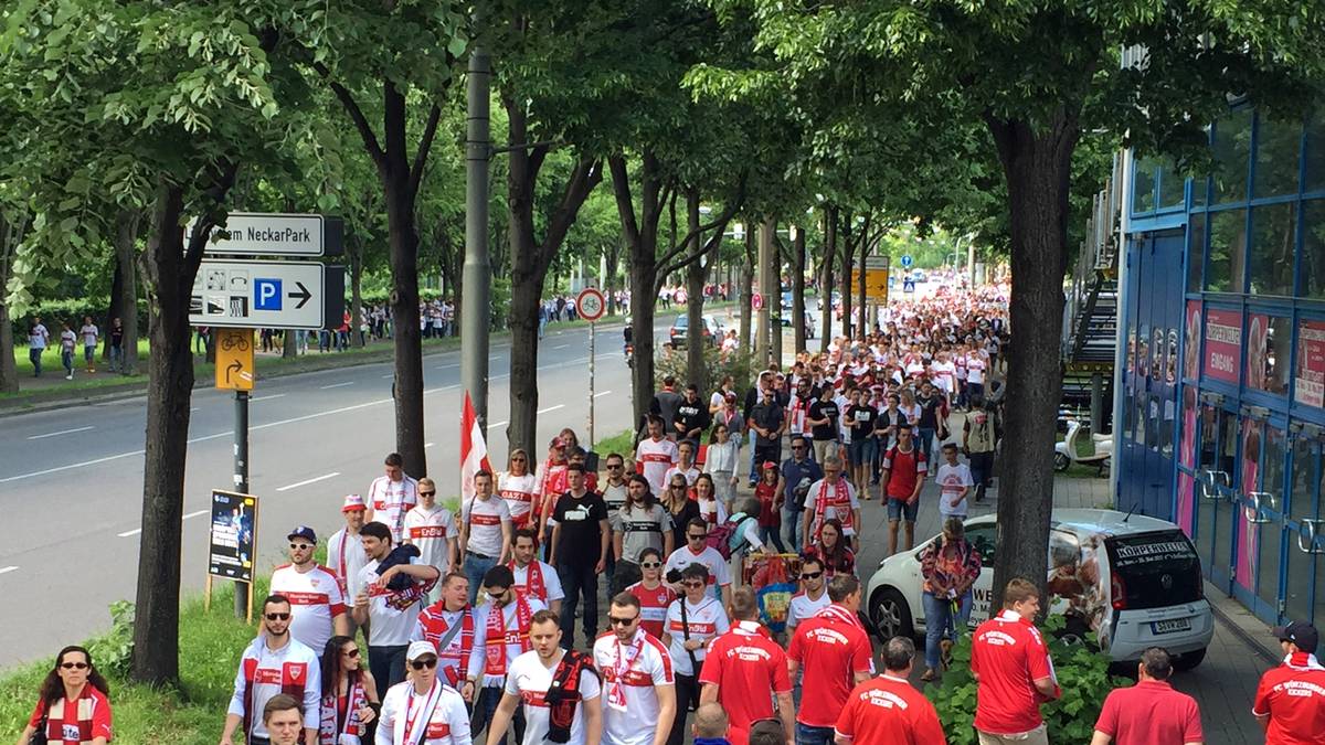 So sieht Geschlossenheit aus: Die Anhänger des VfB Stuttgart marschieren in großer Eintracht zur Mercedes-Benz-Arena, um ihre Mannschaft auf den letzten Aufstiegsmetern zu unterstützen. Dass es mit dem Aufstieg doch nicht mehr klappt, scheint bei drei Punkten und zehn Toren Vorsprung auf den Relegationsplatz undenkbar 