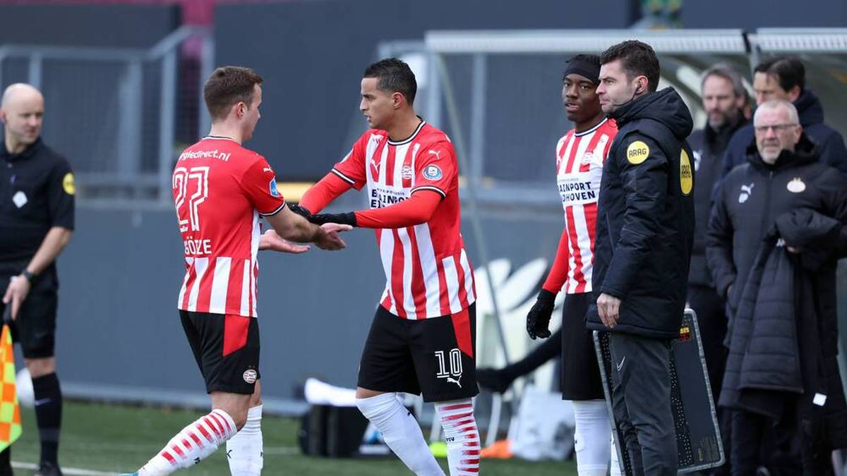 Mohamed Ihattaren (Mitte) spielte mit Mario Götze (li.) bis zum Sommer  bei PSV Eindhoven