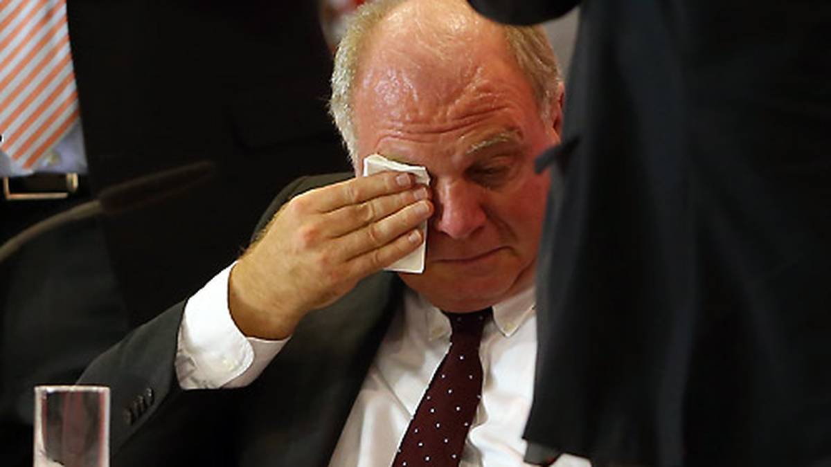 13. November: Jahreshauptversammlung des FC Bayern: Hoeneß bekennt sich ein weiteres Mal zu seinem Fehler und kann die Tränen nicht mehrn zurückhalten. Die 3573 FCB-Mitglieder im Audi Dome stärken ihn mit Applaus. Er kündigt zudem an, nach dem Gerichtsprozess den Mitgliedern die Vertrauensfrage stellen zu wollen