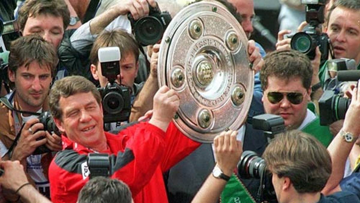 Doch die Sensation folgt erst noch. Rehhagel führt die Lauterer als Aufsteiger direkt zur Deutschen Meisterschaft - dieses Kunststück ist bis heute unerreicht 