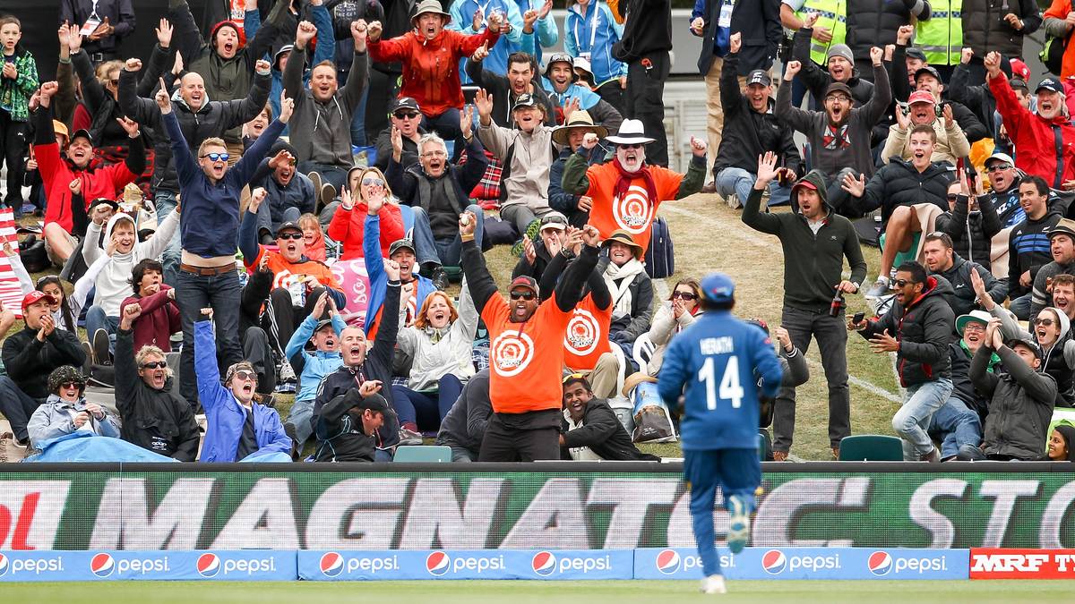 Für die Zuschauer ist es das Größte, die geschlagenen Bälle direkt zu fangen. Dieser Catch mit einer Hand bringt dem Fan eine Million Dollar ein