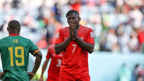 Breel Embolo schießt die Schweiz zum 1:0-Sieg gegen Kamerun. Ein emotionaler Moment für den Gladbacher, da es ein Tor gegen das Land war, indem er geboren wurde. 