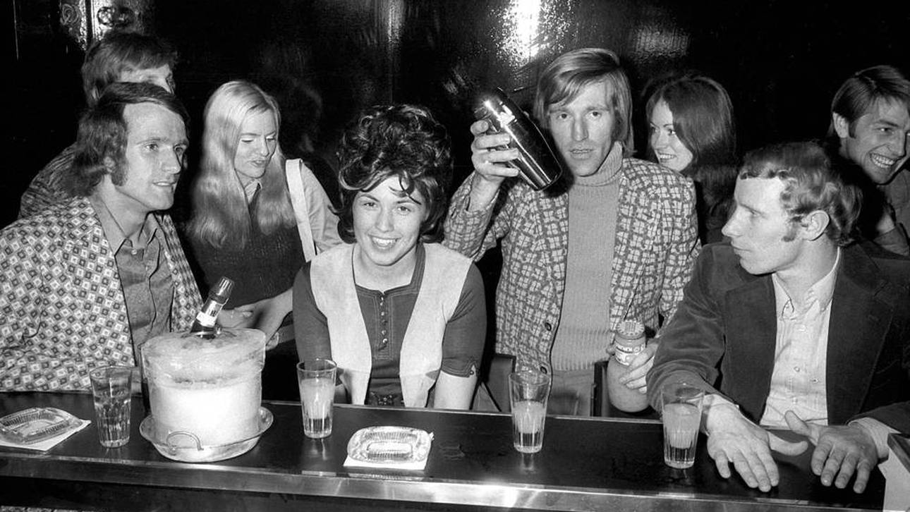 Günter Netzer (2. v. r.) eröffnet einst eine Diskothek, als Gast kam unter anderem Berti Vogts (r.)