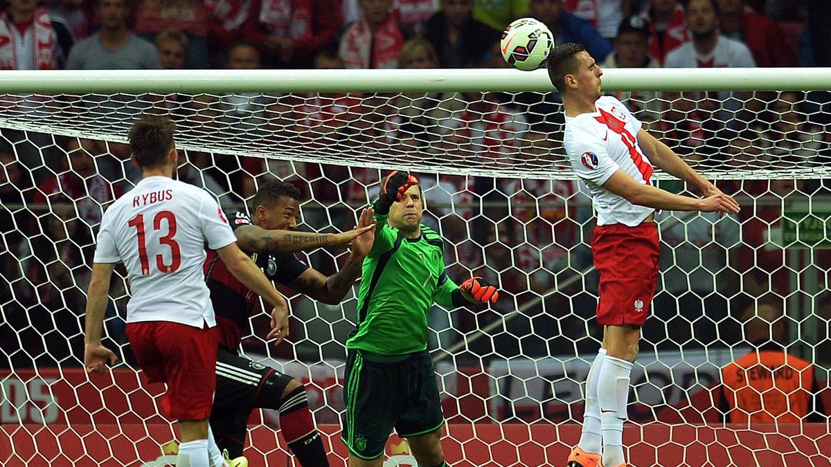 Im Quali-Hinspiel im Oktober 2014 leistet sich Neuer noch einen Fehlgriff... Arkadiusz Milik köpft die 1:0-Führung