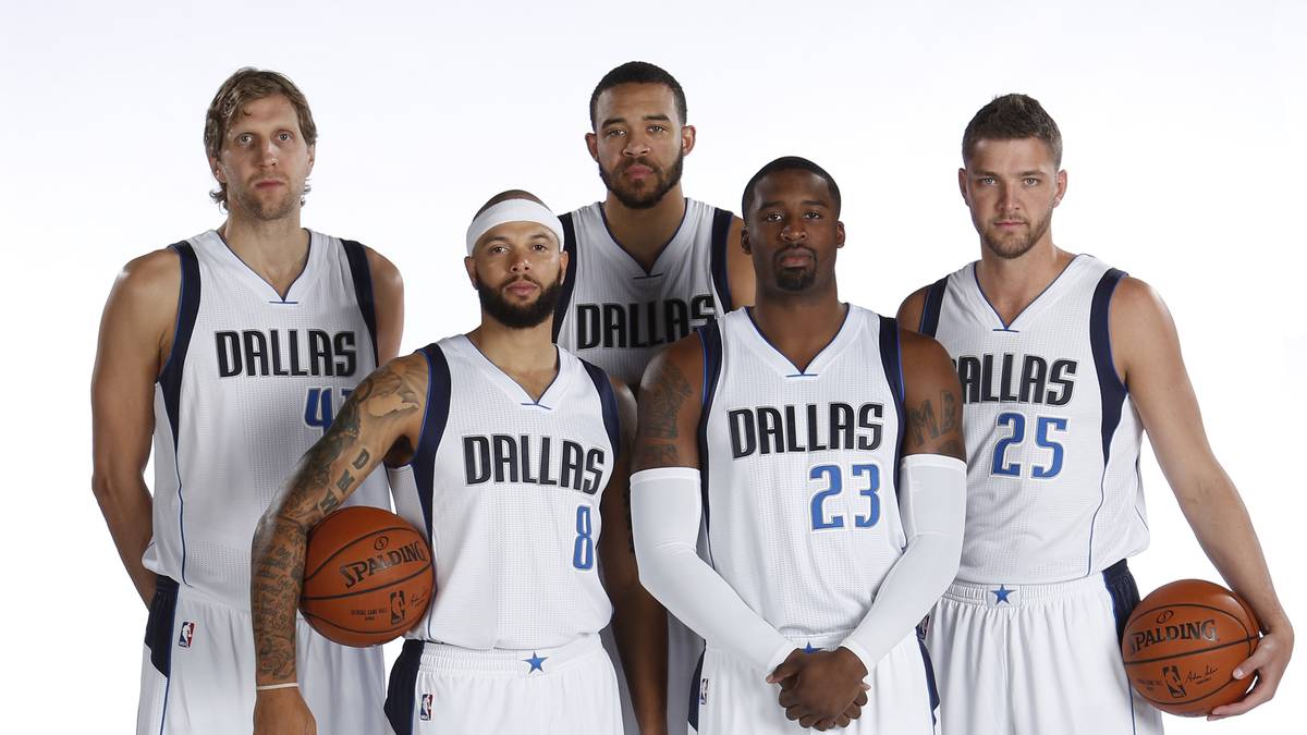 Alle Jahre wieder! Auch 2015 werfen die Dallas Mavericks wieder die Angel nach dem dicken Fisch in den Transfer-Teich, wieder beißen nur Problemfische an. Denn der große Brocken DeAndre Jordan springt aus dem Boot zurück auf die Luxusyacht der Clippers. Dirk Nowitzki muss sich mit Rekonvleszent Wes Matthews, Problemfall Deron Williams und Ersatz-Centern begnügen. SPORT1 stellt den Kader vor