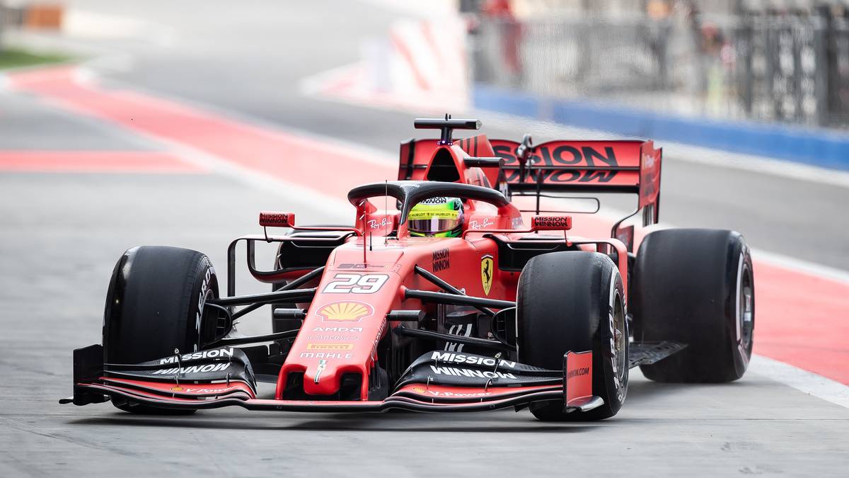 Am 02. April 2019 steigt Mick Schumacher erstmals in einen Ferrari. Um 9.10 Uhr Ortszeit dreht Schumacher in Bahrain seine erste offizielle Runde in einem Formel-1-Boliden