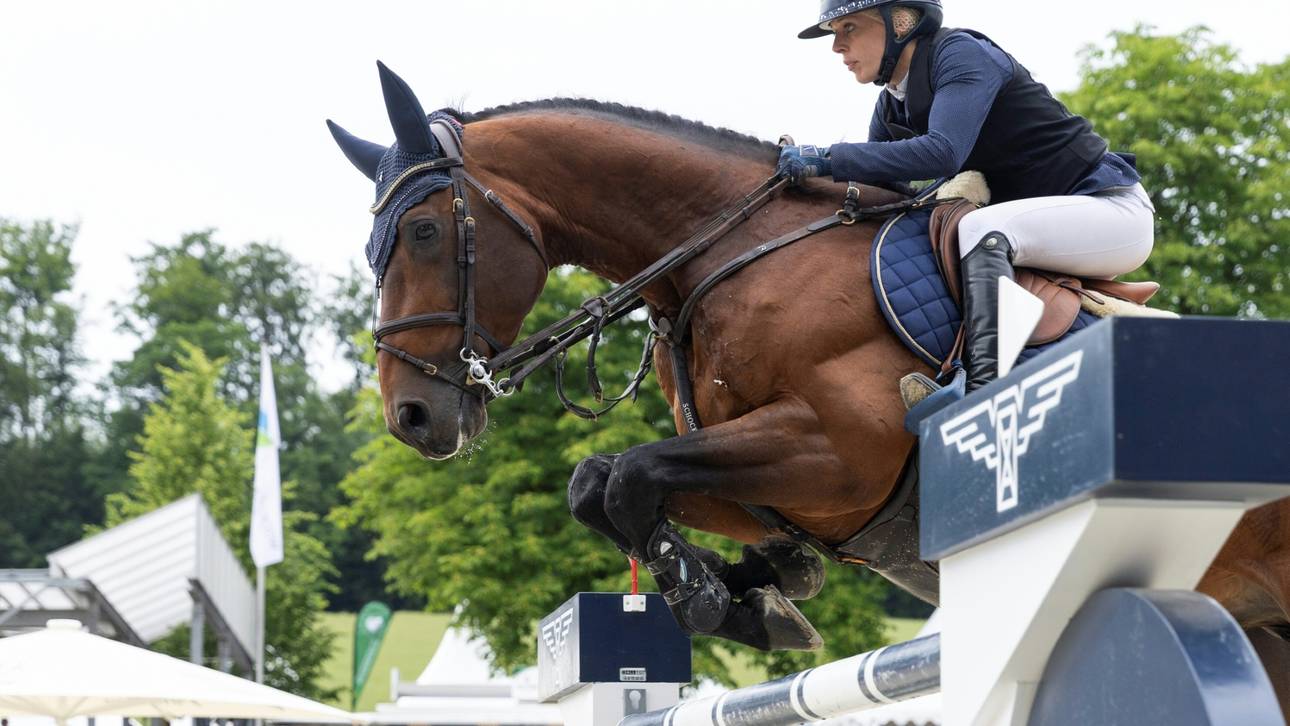 Klaphake gewinnt beim Springreiten